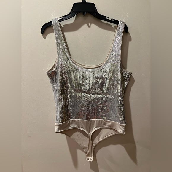 Express Body Contour Sequin Scoop Neck Bodysuit - Picture 6 of 7